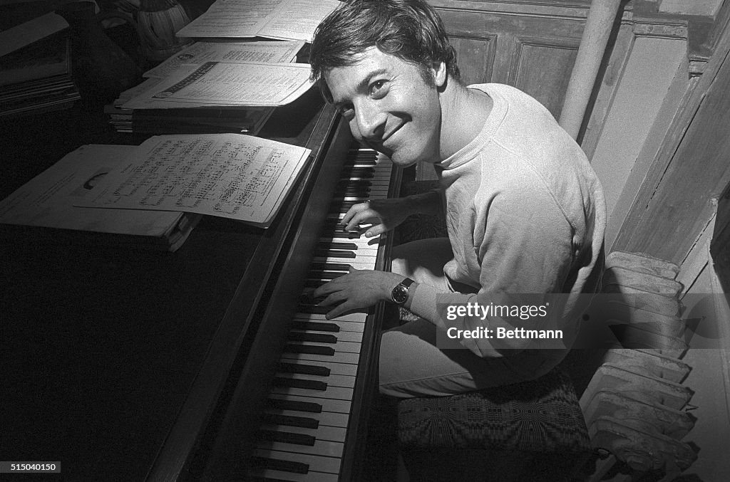 Does Dustin Hoffman Play Piano