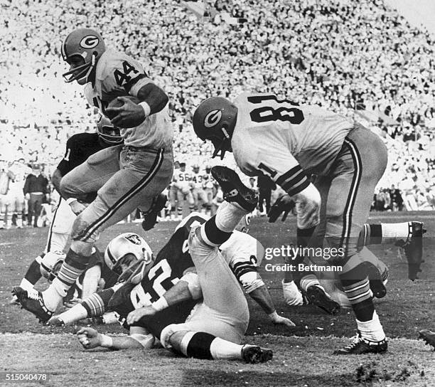 Green Bay running back Donny Anderson steps over the goal line for the Packer's fourth TD against Oakland during the fourth period of the Super Bowl...