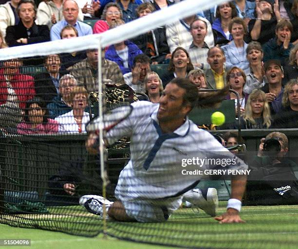 Pat Rafter Rips Shirt 217 Pat Rafter Wimbledon 2000 Stock Photos, High-Res Pictures, and ...