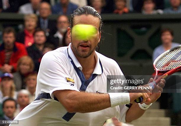Patrick Rafter Beard 217 Pat Rafter Wimbledon 2000 Stock Photos, High-Res Pictures, and ...