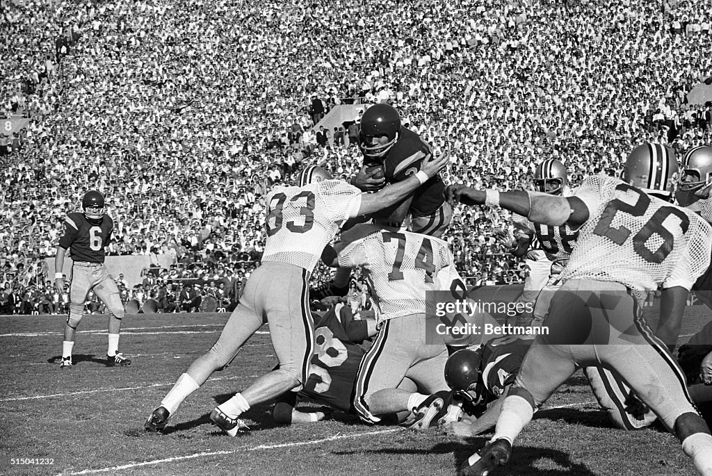 Ohio State Tacklers Stop O.J. Simpson