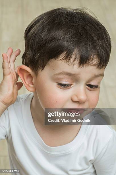 cute boy scratching head at home - coçar a cabeça imagens e fotografias de stock