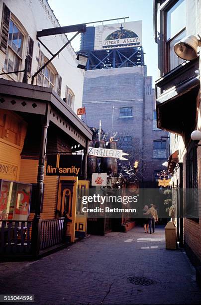 Piper Rows Street 18 Pipers Alley Stock Photos, High-Res Pictures, and Images - Getty Images