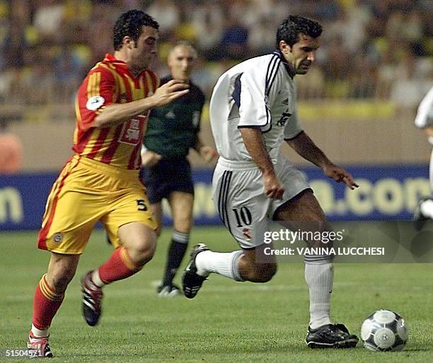 Real Madrid's Luis Figo escapes with the ball in front of Galatasaray's Hakan Unsal during the Super Cup final in Monaco 25 August 2000. //...