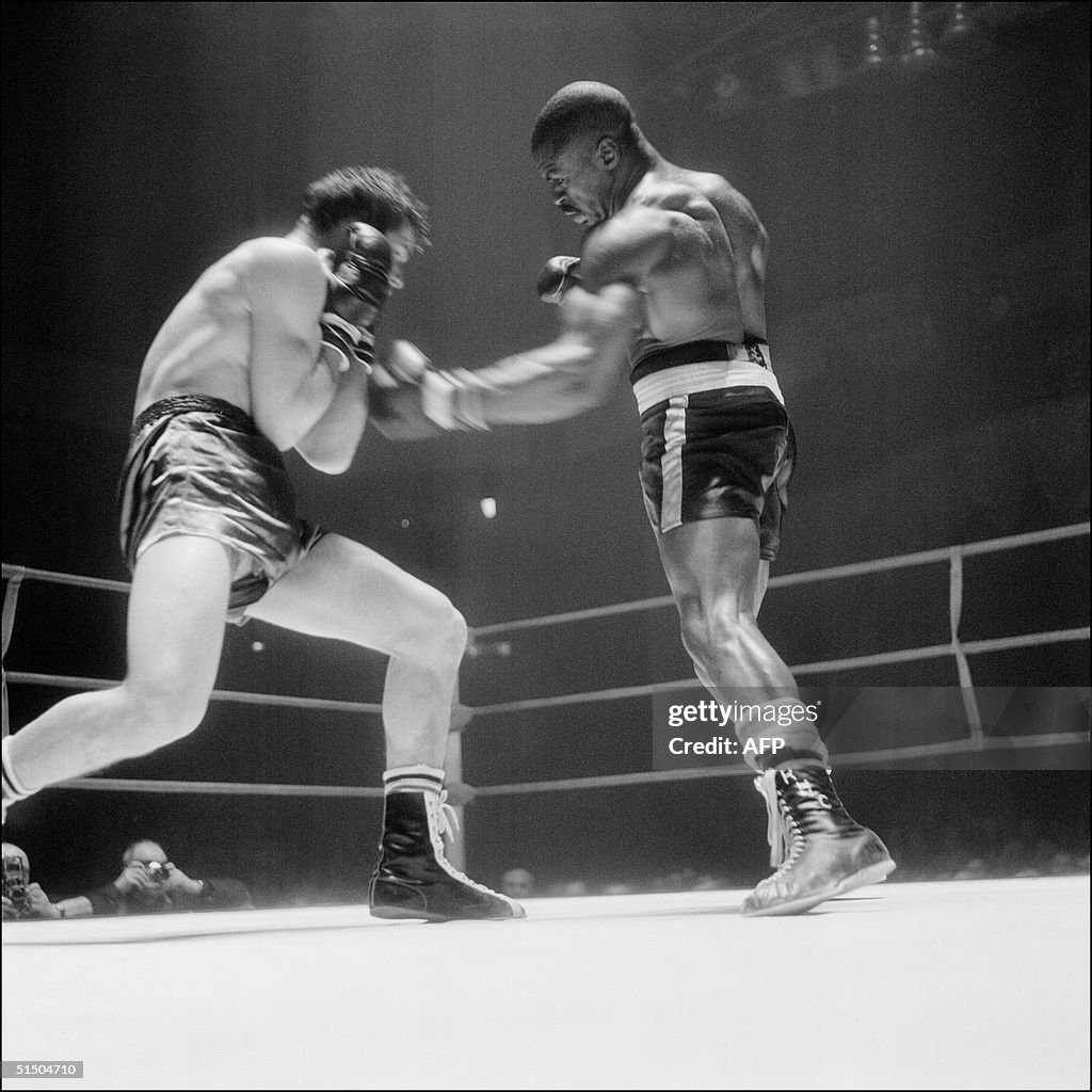 US Rubin Carter (R) lands a punch on Fabio Bettini