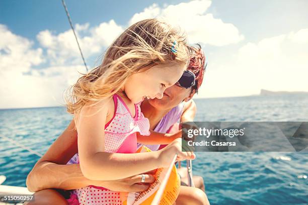 fille profitant d'une excursion sur un catamaran - bateau à voile en famille photos et images de collection