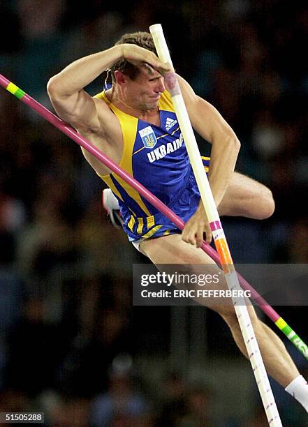 Sergey Bubka from Ukraine fails to clear the bar at 5.70m in the men's pole vault qualifying round 27 September, 2000 in the Sydney Olympic Games....