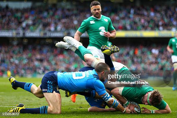 Jamie Heaslip of Ireland scores his team's fourth try during the RBS Six Nations match between Ireland and Italy at Aviva Stadium on March 12, 2016...