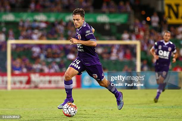 Chris Harold of the Glory controls the ball during the round 23 A-League match between the Perth Glory and the Central Coast Mariners at nib Stadium...