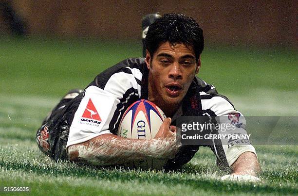 New Zealand Second Rower Stephen Kearney scores his sides first try against England 18 November 2000, during their Rugby League World Cup semi-final...