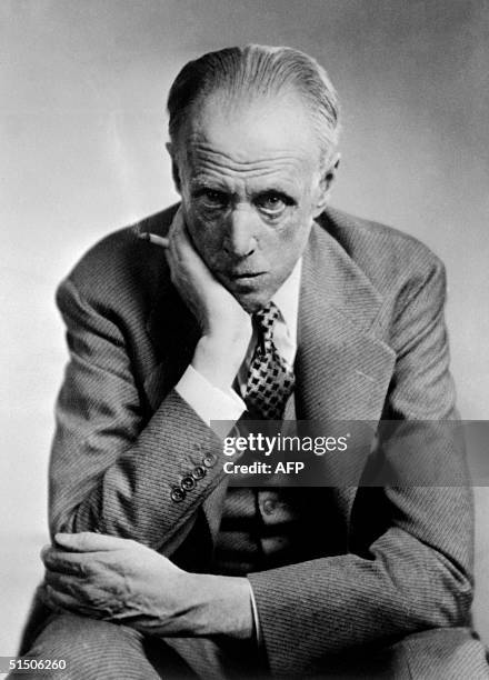 Unlocated picture dated in the 1930s of US novelist Sinclair Lewis . After he studied at Yale, Lewis became a journalist, and wrote several minor...