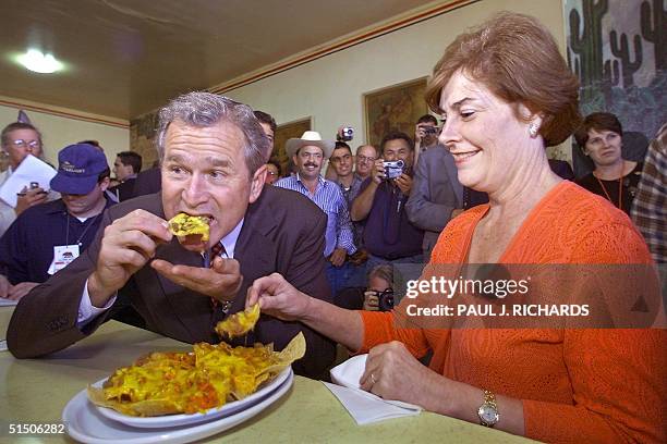 Republican party nominee George W. Bush and his wife Laura eat at the La Simpatia Mexican restaurant in Guadalupe, California, 09 August 2000. Bush...