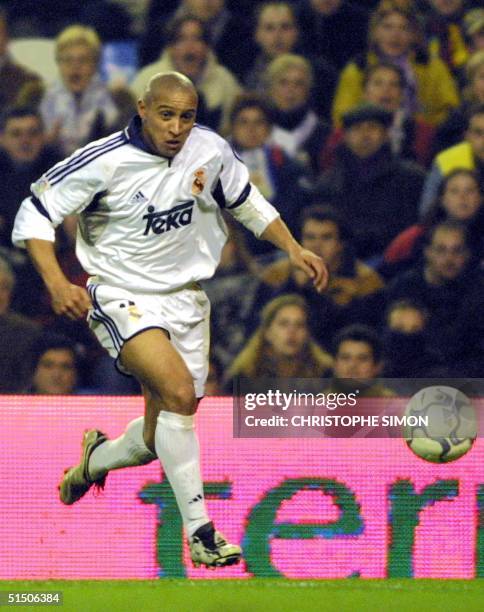 Real Madrid's Brazilian defender Roberto Carlos runs with the ball during the Spanish League soccer match between Real Madrid and Rayo Vallecano, 19...