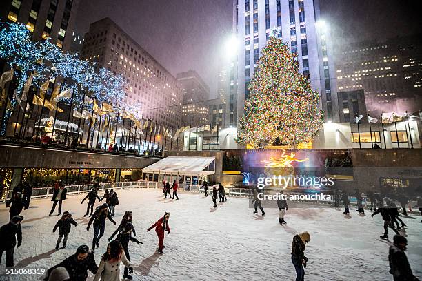 people ice-skating at rockefeller center, nyc - rockefeller center ice skating stock pictures, royalty-free photos & images