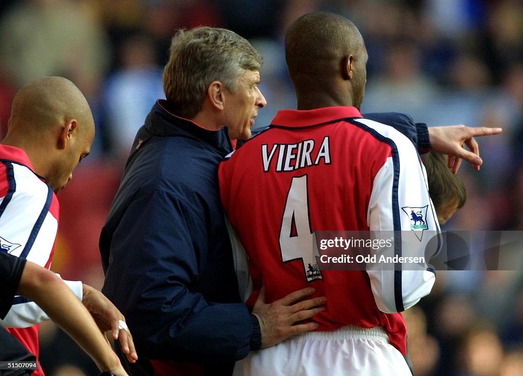 Arsenal`s French coach Arsene Wenger (C) prepares