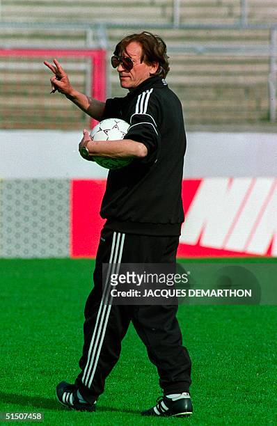 Picture dated 20 April 1993 shows former Marseille coach Raymond Goethals during a training session in Brugge. Goethals said 07 April 2001 that he...
