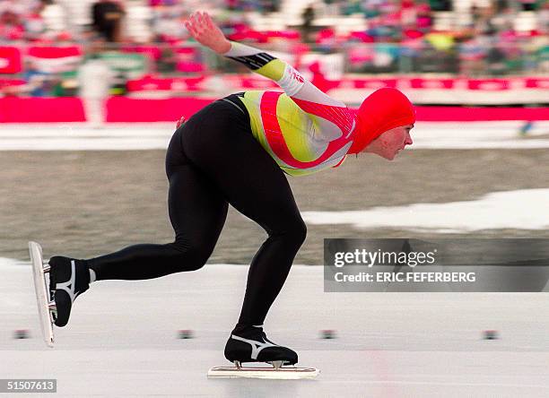 West German speed skater Gunda Niemann glides around a curve during the women's 5000m at the Winter Olympic Games 17 February 1992 in Albertville....