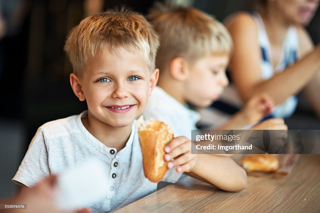 Enfants manger baugette de sandwichs dans le Café de Paris