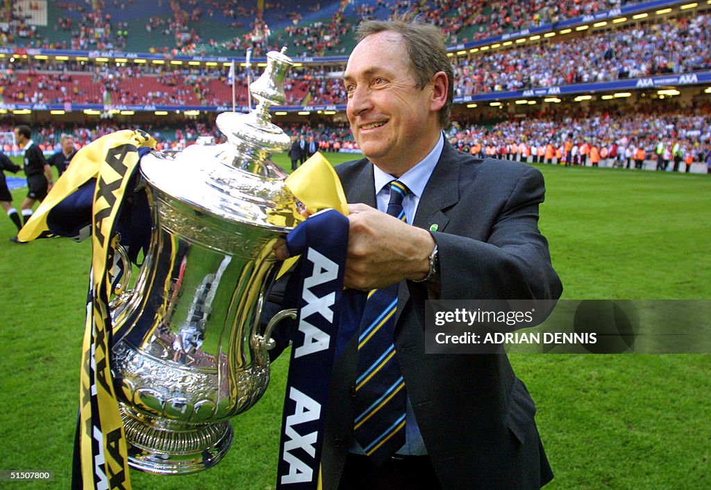 Liverpool's French Manager GTrard Houllier holds t