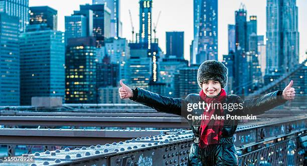 jolie jeune femme sur un pont de brighton, nouveau york - brooklyn bridge photos et images de collection