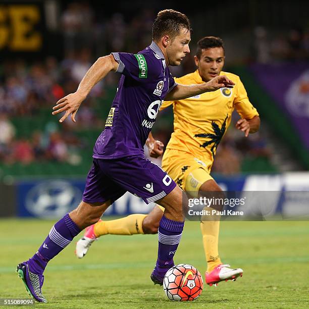 Chris Harold of the Glory controls the ball during the round 23 A-League match between the Perth Glory and the Central Coast Mariners at nib Stadium...