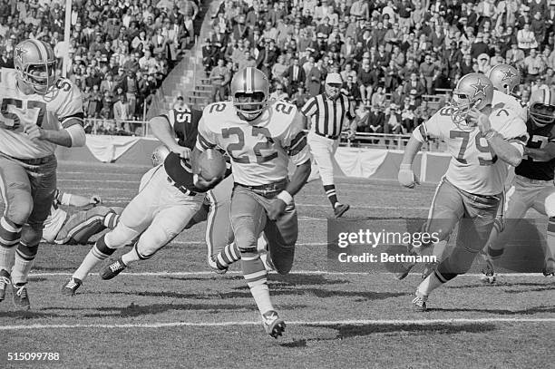 Dallas Cowboys Bob Hayes takes a punt during the first quarter and runs it back 64 yards to the Cleveland Browns 13-yard line. Dallas went on to...