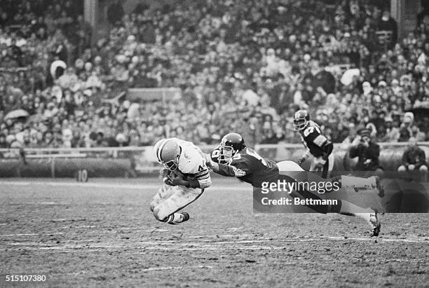 Leroy Kelly , Cleveland running back grabs a low pass from quarterback Mike Phipps in the 4th quarter picking up a first down. Jack Ham, linebacker...