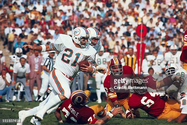 Super-Bowl, Los Angeles, CA.: Miami Dolphins running back Jim Kiick picks up yardage in first period of Super Bowl game. Missing the runner are...