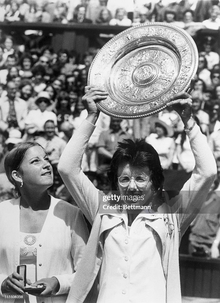 Billie Jean King Defeats Chris Evert