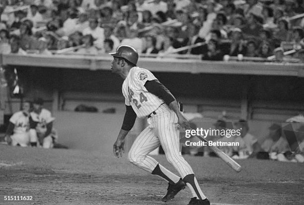 New York Mets Willie Mays is shown in his career homer in the 4th inning against the Reds.