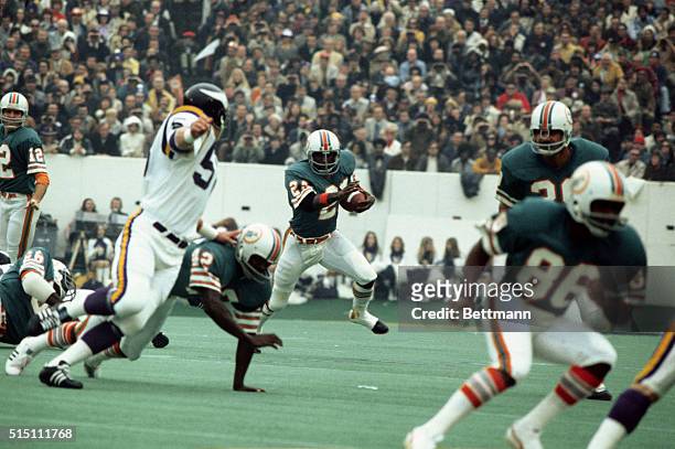 Houston, Texas. Mercury Morris of Miami carries the ball against Minnesota during the Super Bowl game against the MN Vikings.