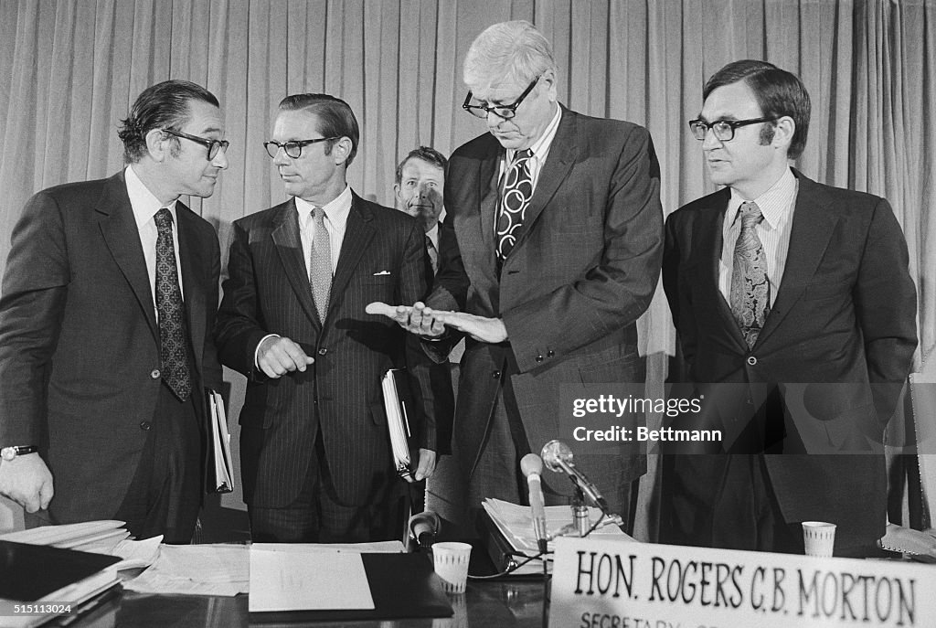 Alan Greenspan Attending Meeting