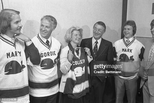 Colleen Howe 1,706 Gordie Howe Photos & High Res Pictures - Getty Images
