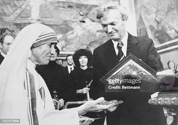Chairman of the Norwegian Nobel Institute, prof. John Sanness is handing over this year's Nobel Peace Prize to Mother Teresa.