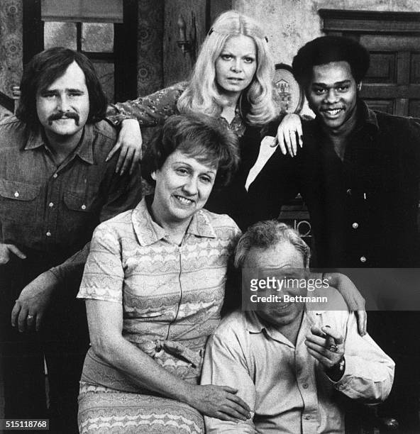 Seated: Jean Stapleton and Carrol O'Connor. Standing, left to right: Rob Reiner, Sally Struthers and Michael Evans.
