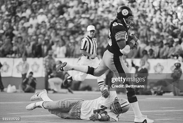 Pittsburgh's Lynn Swann runs past Cowboys' Mark Washington for a 4th quarter touchdown and a Super Bowl X win.