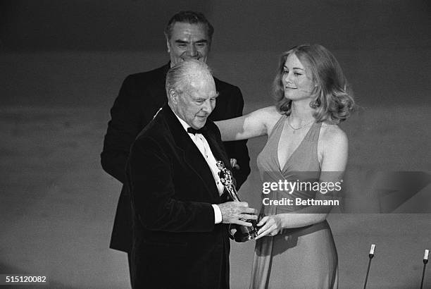John Houseman accepts from Cybill Shepherd his Oscar as Best Supporting Actor for his performance in The Paper Chase. Presenter Ernest Borgnine...