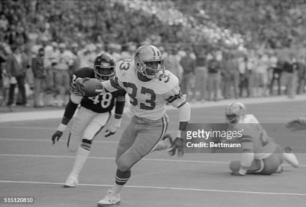 Dallas Cowboys Tony Dorsett runs around right end from the 7 yard line for a touchdown in the 3rd quarter against the Chicago Bears 12/26. Chasing...