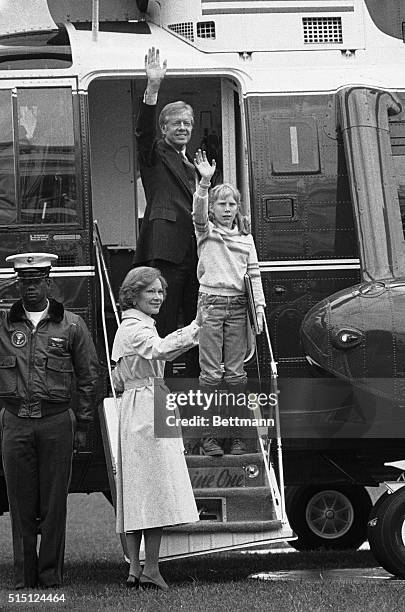 Washington, DC- President Carter pauses on the steps of Marine One along with Rosalynn and Amy to wave as they left the White House for a weekend at...