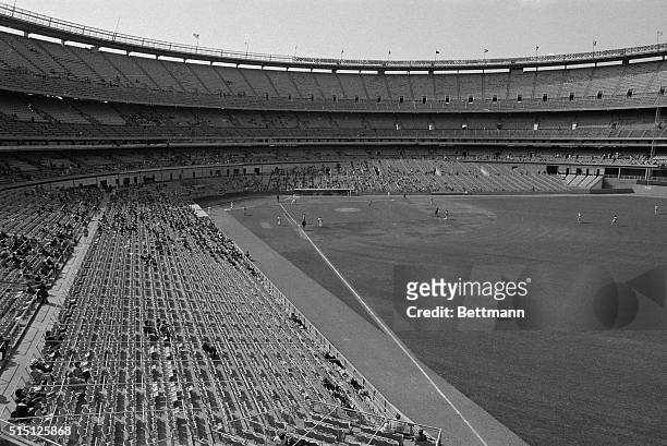 The feeling of desertion seems to pervade Shea Stadium here, as only 2,052 fans showed up to watch the New York Mets take on the Montreal Expos. The...
