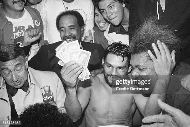 Montreal: Roberto Duran collects traditional bonus from promoter Don King after his victory June 20 over Sugar Ray Leonard for the welterweight crown.