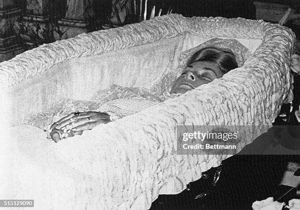 Monte Carlo, Monaco: Princess Grace of Monaco, laying in state in open wooden coffin at Monaco Palace, September 15. The Monaco Princess, who died...