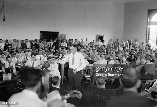 Tennessee: Photo shows Attorney General Tom Stewart as he made his speech for his side to Judge Raultson.