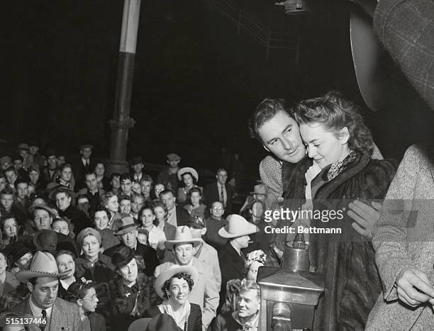 Needles, Calif.: Errol Flynn and Olivia De Havilland, en route to Santa Fe, New Mexico for the premier of Warner Bros. "Santa Fe Trail," greet the...