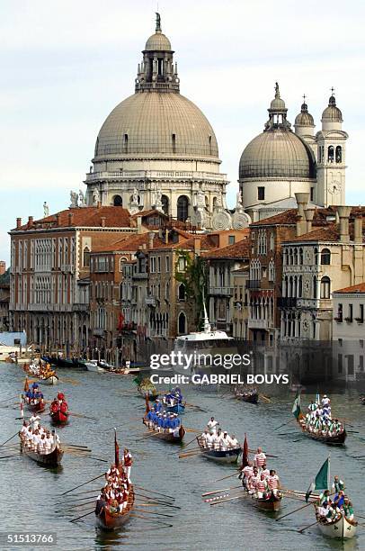 Olds boats participate at the annual "Regata Strorica", a race between olds venitian boats, on the Venice's Grande Canal 02 september 2001. AFP PHOTO...