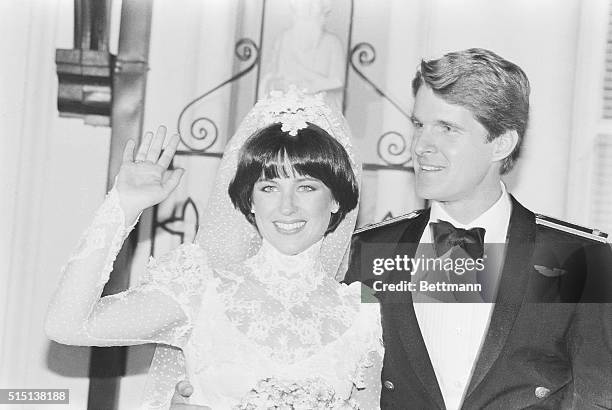 Beverly Hills, California: Olympic gold medalist Dorothy Hamill waves to well wishers shortly after she and Dean Paul Martin, son of singer-actor...