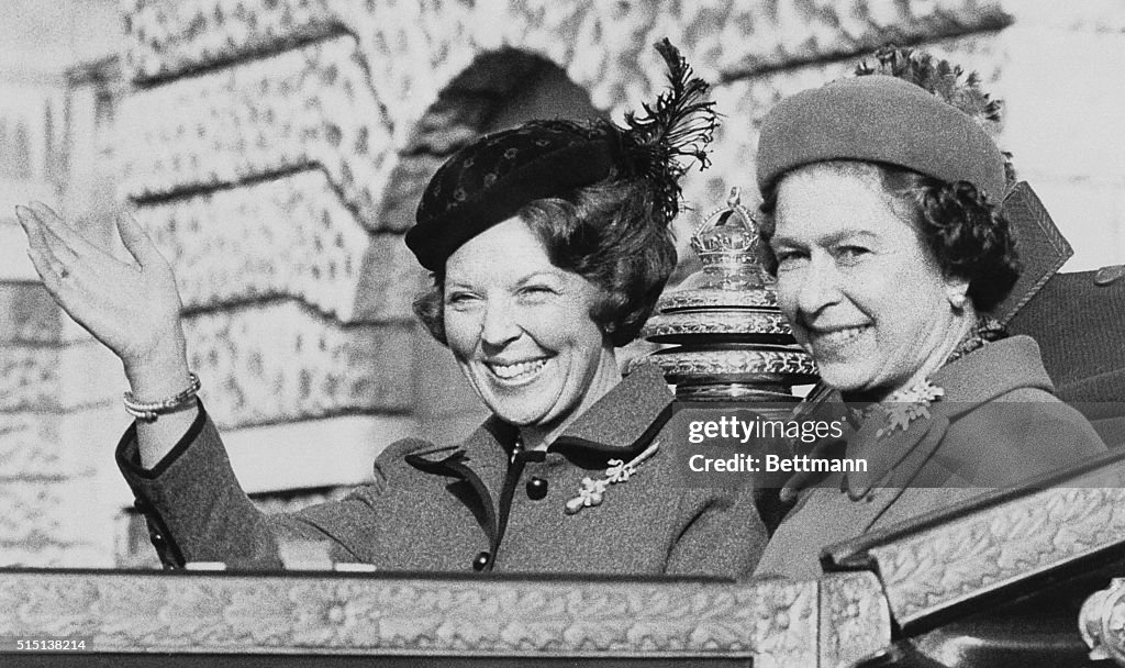 Queen Beatrix and Queen Elizabeth II in Motorcade