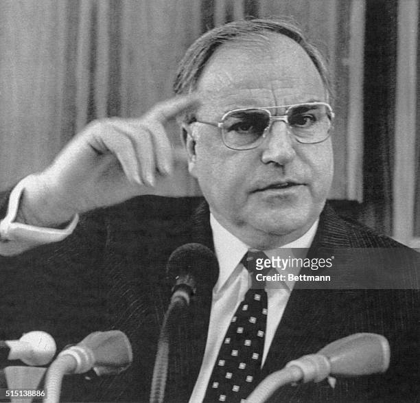 Bonn, West Germany: West German chancellor Helmut Kohl makes a point during his last news conference before the general elections in West Germany to...