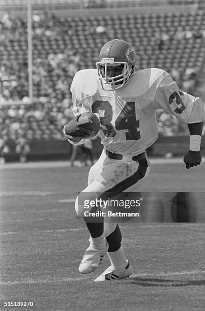 Los Angeles: New Jersey Generals halfback Herschel Walker scores the first touchdown of the game against the LA Express at the Los Angeles Coliseum....