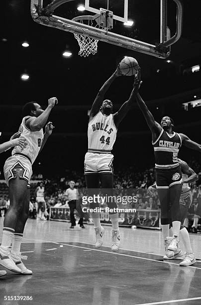 Chicago Bulls' Quintin Dailey gets a little arm twisting from Cleveland Cavalier's John Bagley as he goes up for a shot in the first half of game on...